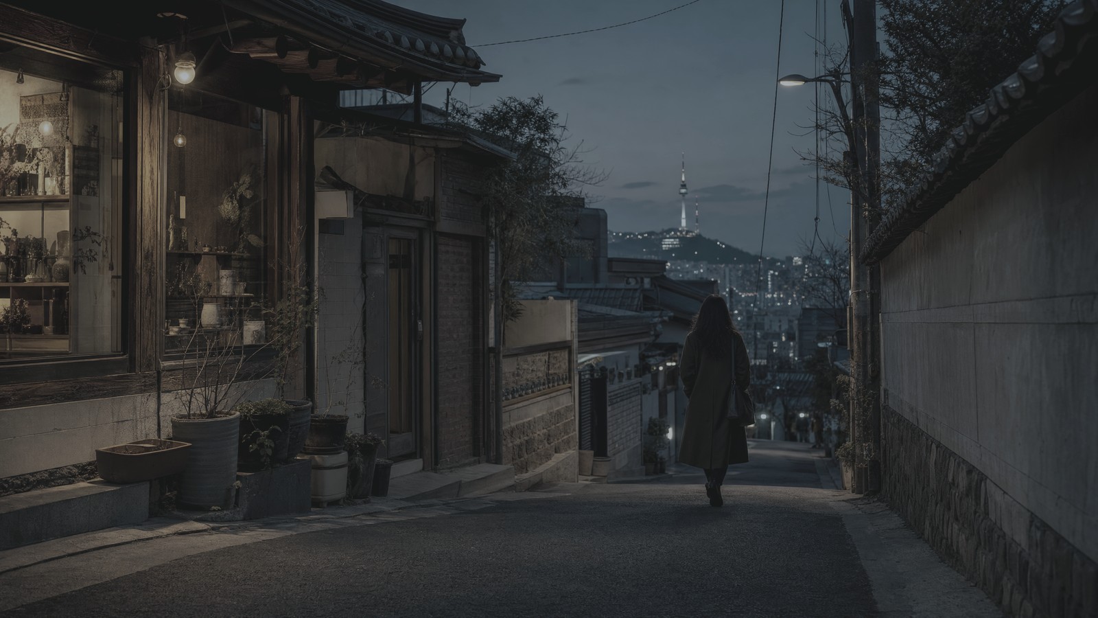 편집 전 예시 · 색과 대비를 낮춘 골목 장면